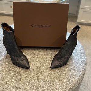 Fabulous Gianvito Rossi limited edition boots!!! Only worn one time!!!